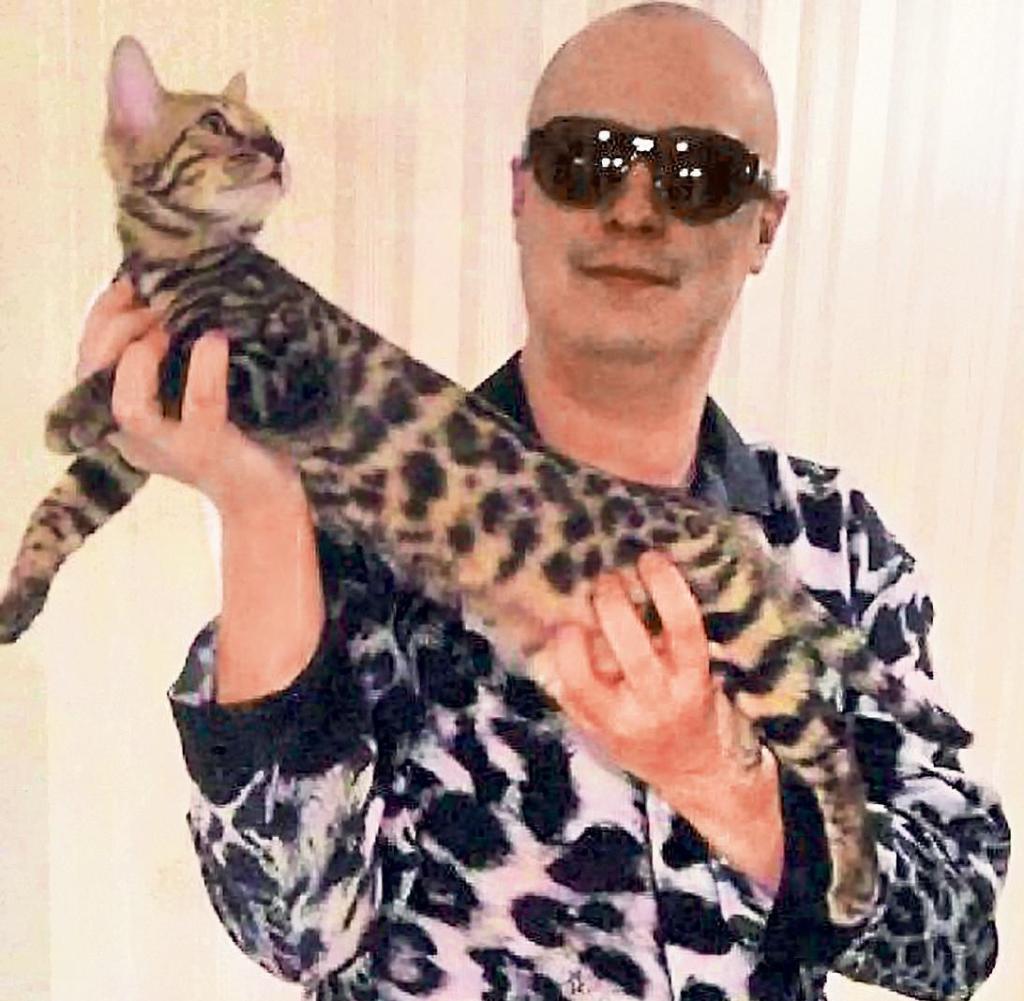 Phantom with a Bengal cat: Evgeniy Bogachev.